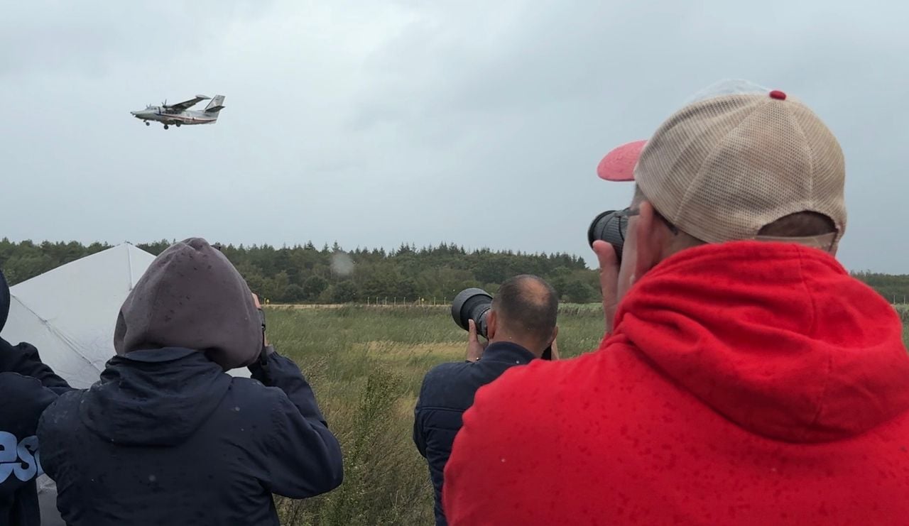 Karel fotografeert een van de vele vliegtuigen (foto: Omroep Brabant).