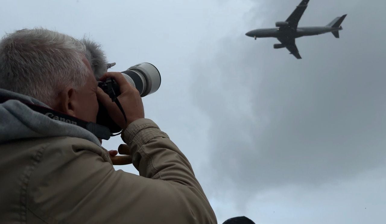 Dino fotografeert Frans tankvliegtuig (foto: Omroep Brabant).