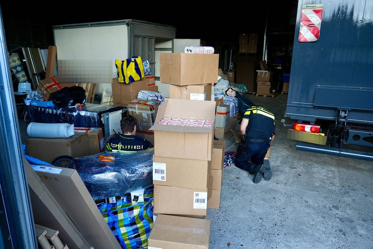De politie doorzoekt de loods (foto: Jeroen Stuve / Persbureau Heitink).