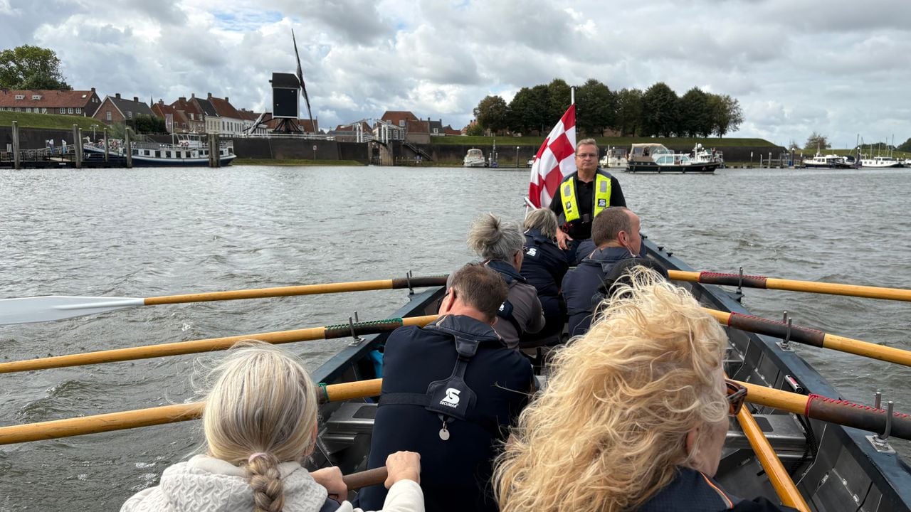 Verschillende politieagenten met PTSS roeien in de omgeving van Heusden. Ze vinden daar hun rust en verwerking in (foto: Wilco Zonneveld).