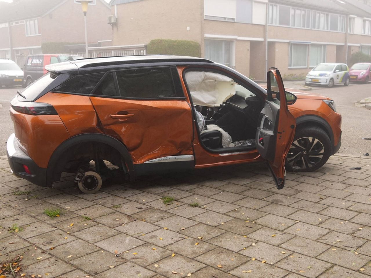 De schade aan de auto is groot (foto: Harrie Grijseels / Persbureau Heitink).