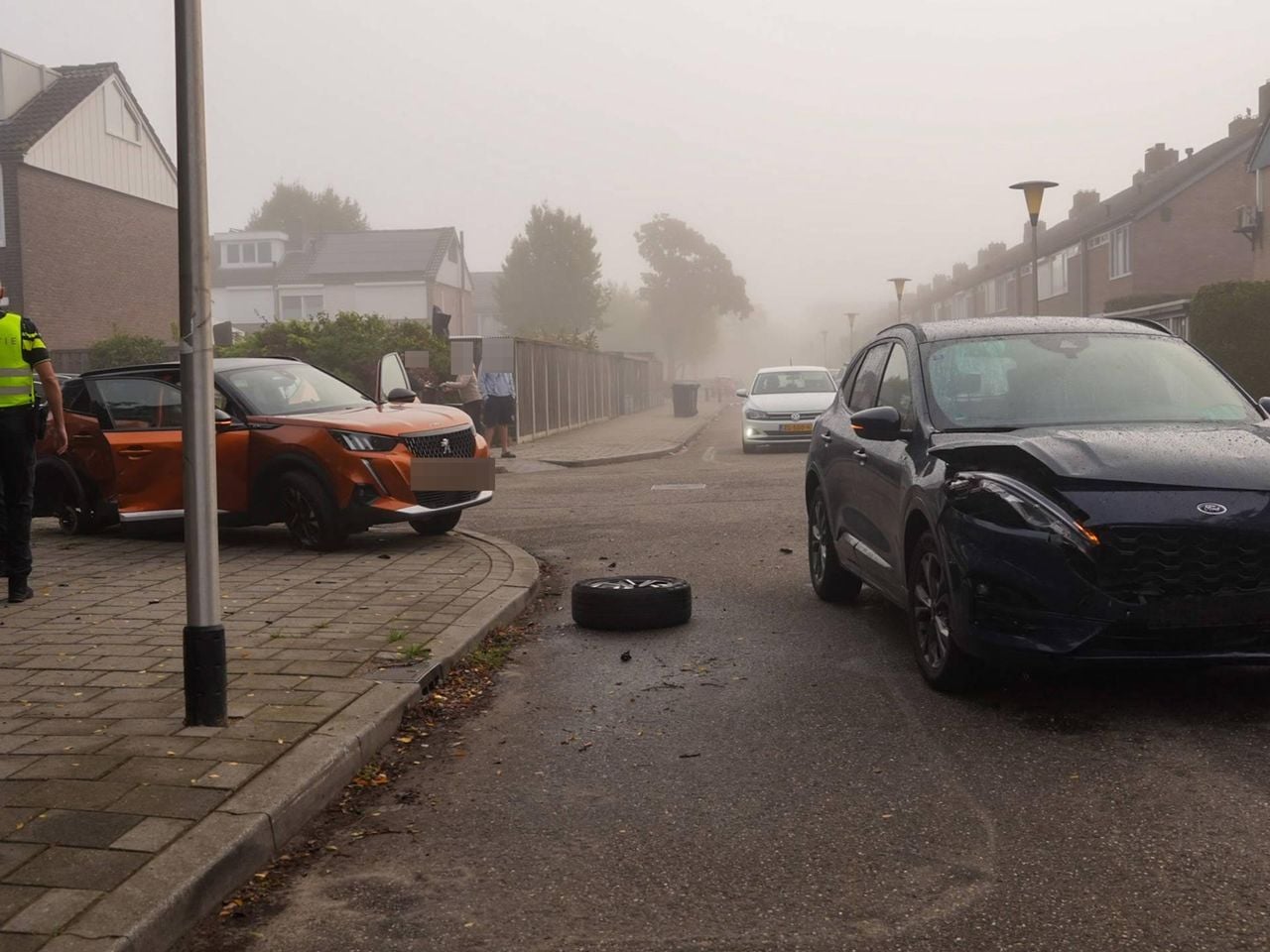 Ook de andere auto liep schade op (foto: Harrie Grijseels / Omroep Brabant).