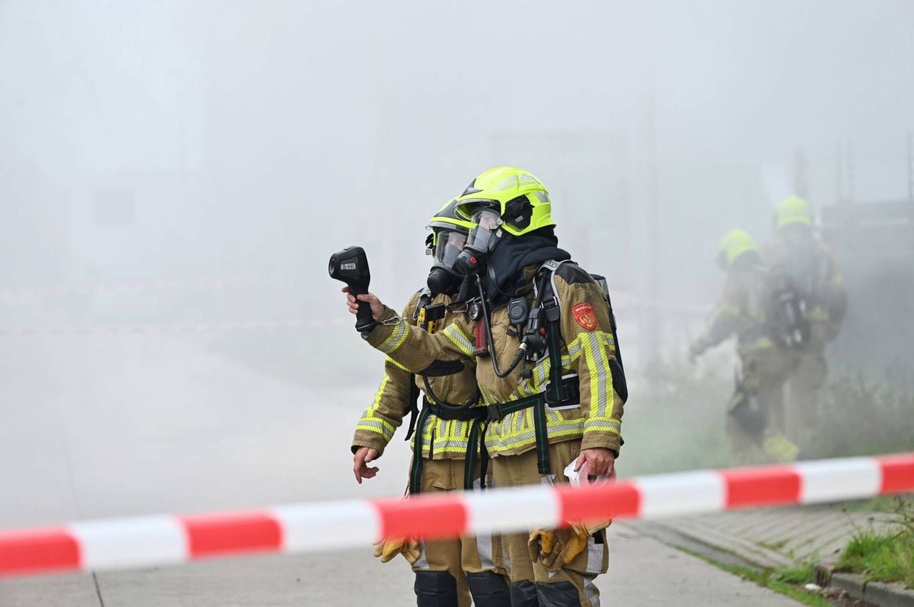 De brandweer voerde metingen uit (foto: Toby de Kort / Persbureau Heitink).