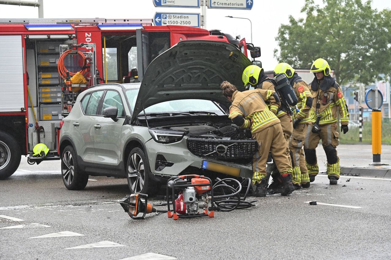 De auto begon te roken na het ongeluk (foto: Perry Roovers / Persbureau Heitink).