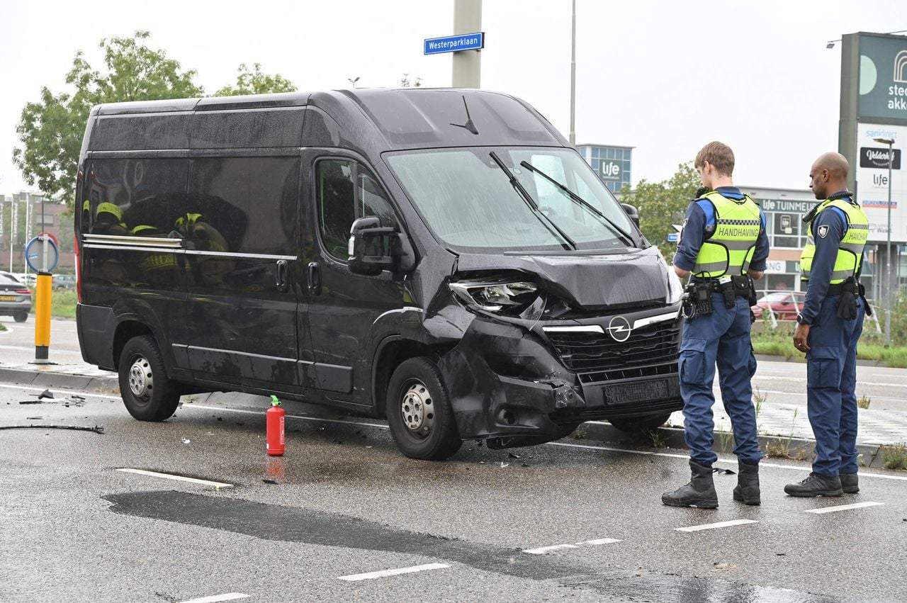 De bestuurder van de bus kwam met de schrik vrij (foto: Perry Roovers / Persbureau Heitink).