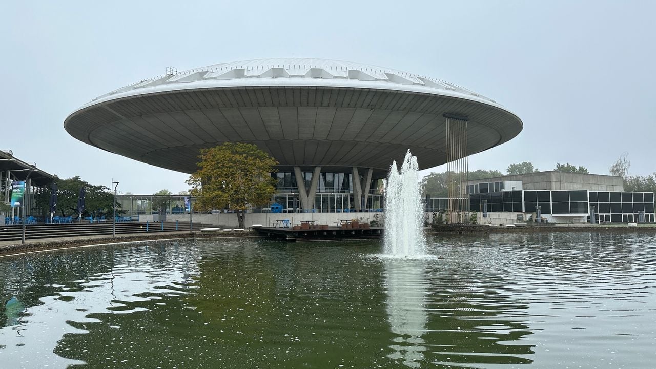Het Evoluon in Eindhoven bestaat uit beton (foto: Rogier van Son). 