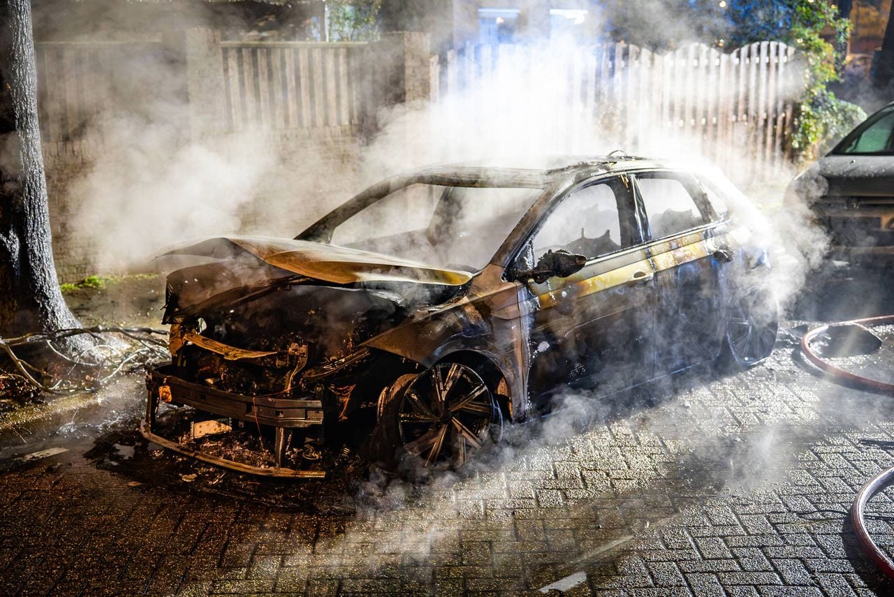 Auto in brand in Oss (foto: Lucas Lammers/Persbureau Heitink).