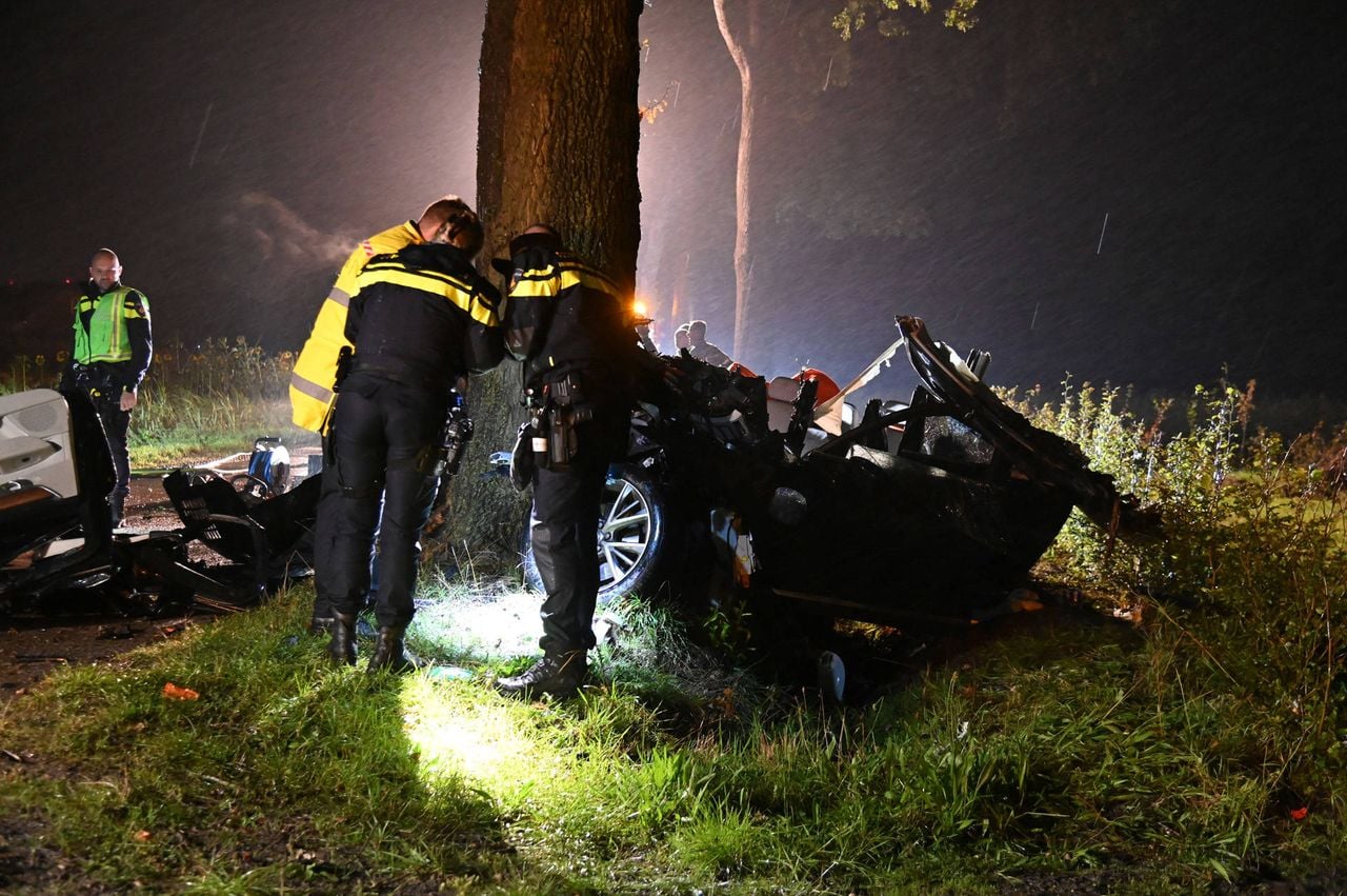 Twee zwaargewonden nadat auto tegen boom botst (foto: Perry Roovers/Persbureau Heitink).