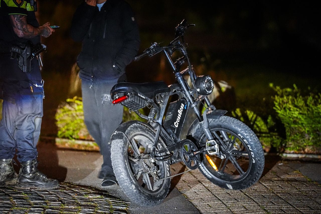 Politie achtervolgt groep fatbikers door Eindhoven (foto: Sem van Rijssel/SQ Vision).