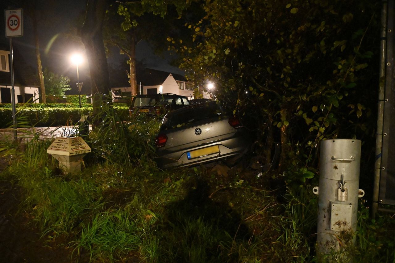 De wagen belandde in de sloot, een berger moest eraan te pas komen om de auto weer los te trekken. (Foto: Perry Roovers / Persbureau Heitink.)