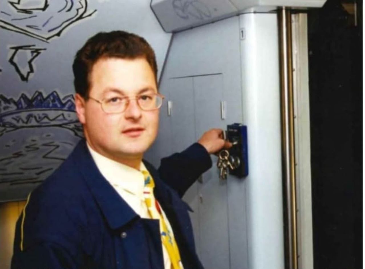 Lisannes vader 30 jaar geleden in zijn uniform in de trein (privéfoto)