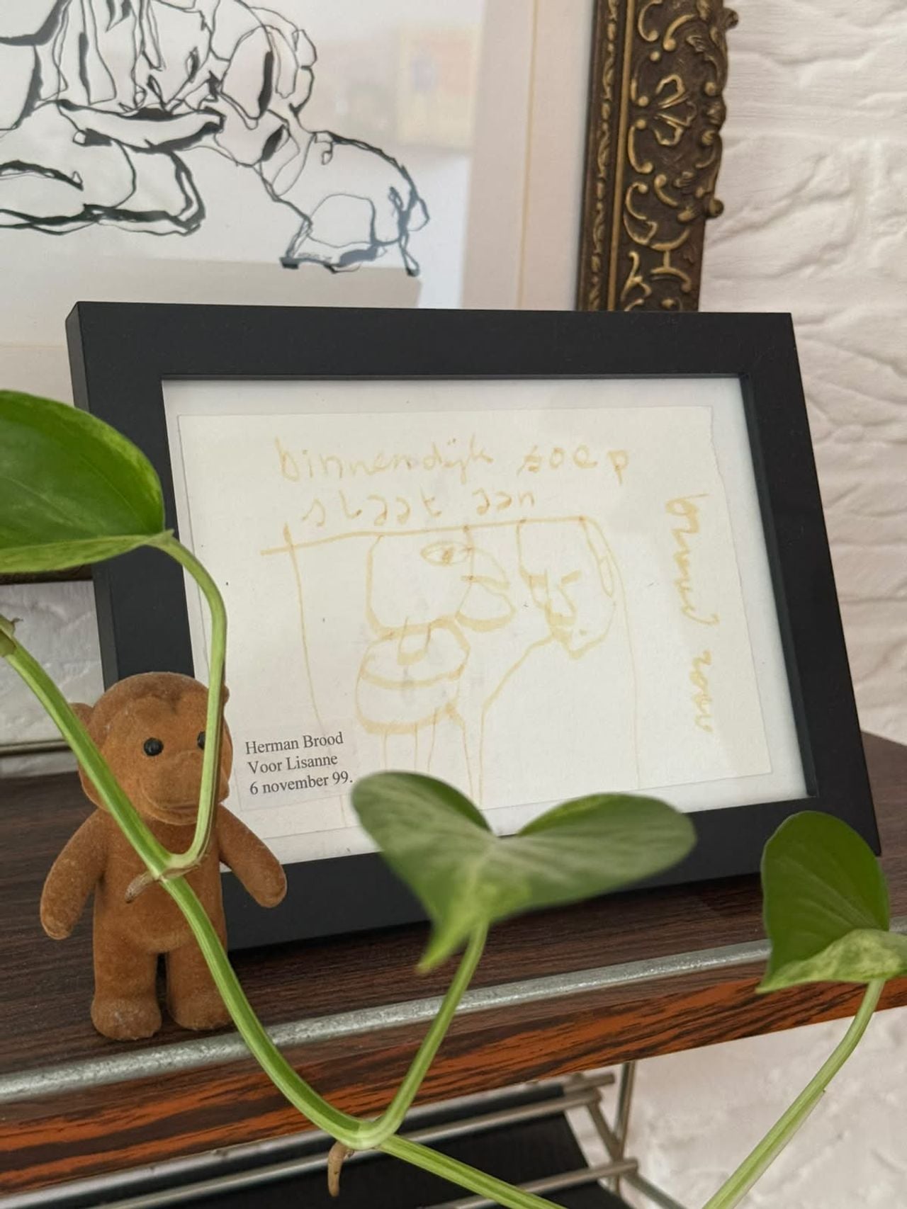 De tekening heeft een mooi plekje in Lisannes huis, maar begint te vervagen