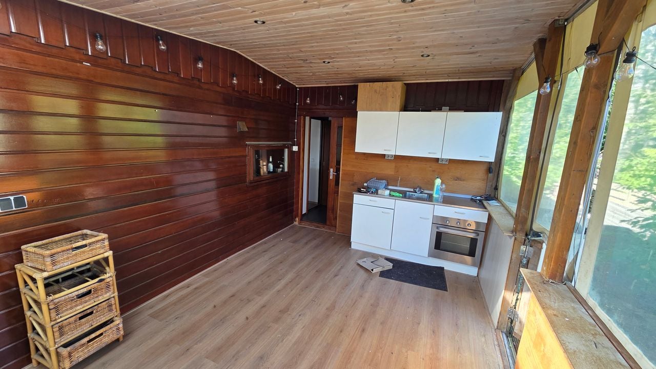 De aanbouw van het chalet van Kristy (foto: Noël van Hooft).