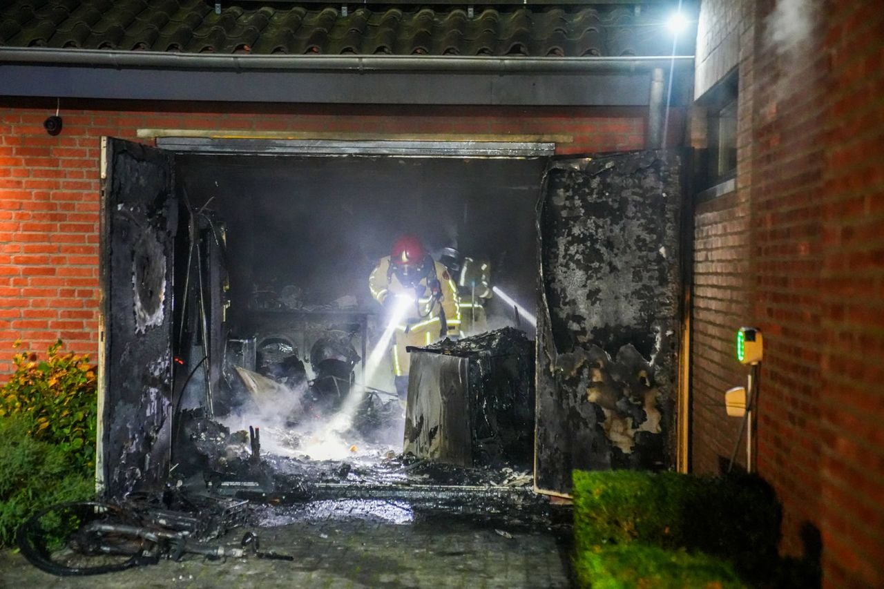 Het vuur heeft veel schade aangericht (foto: Dave Hendriks / Persbureau Heitink).