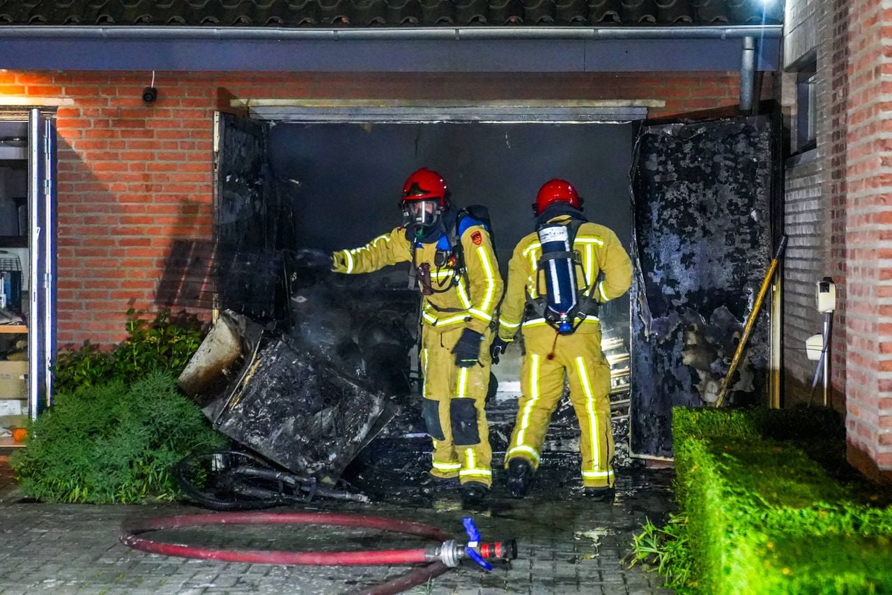 Het vuur brak uit in de garage (foto: Dave Hendriks / Persbureau Heitink).