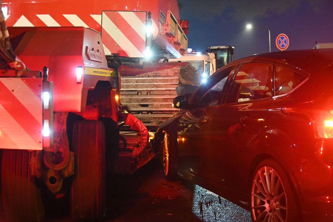 De automobilist raakte niet gewond (foto: Perry Roovers / Persbureau Heitink).