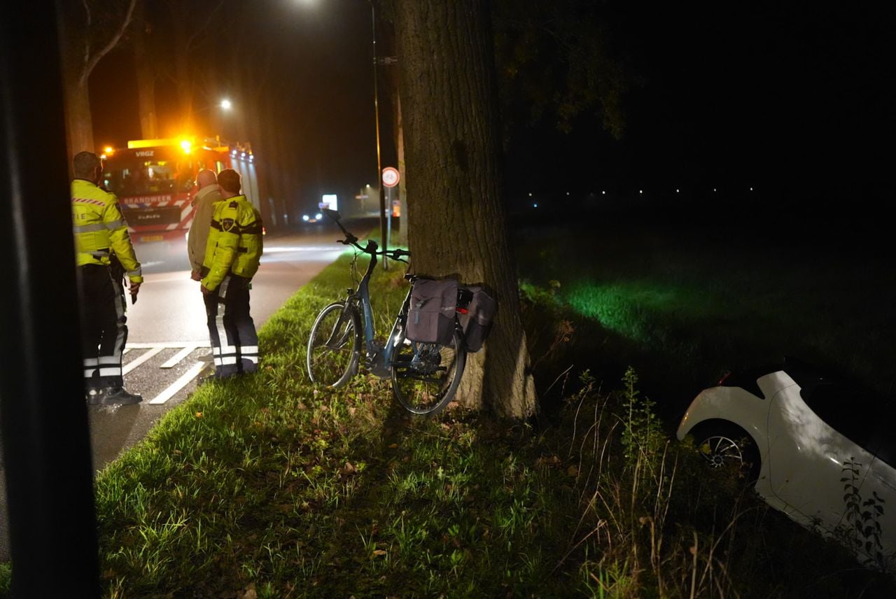 Auto in de sloot in Andel (foto: Erik Haverhals/Persbureau Heitink).