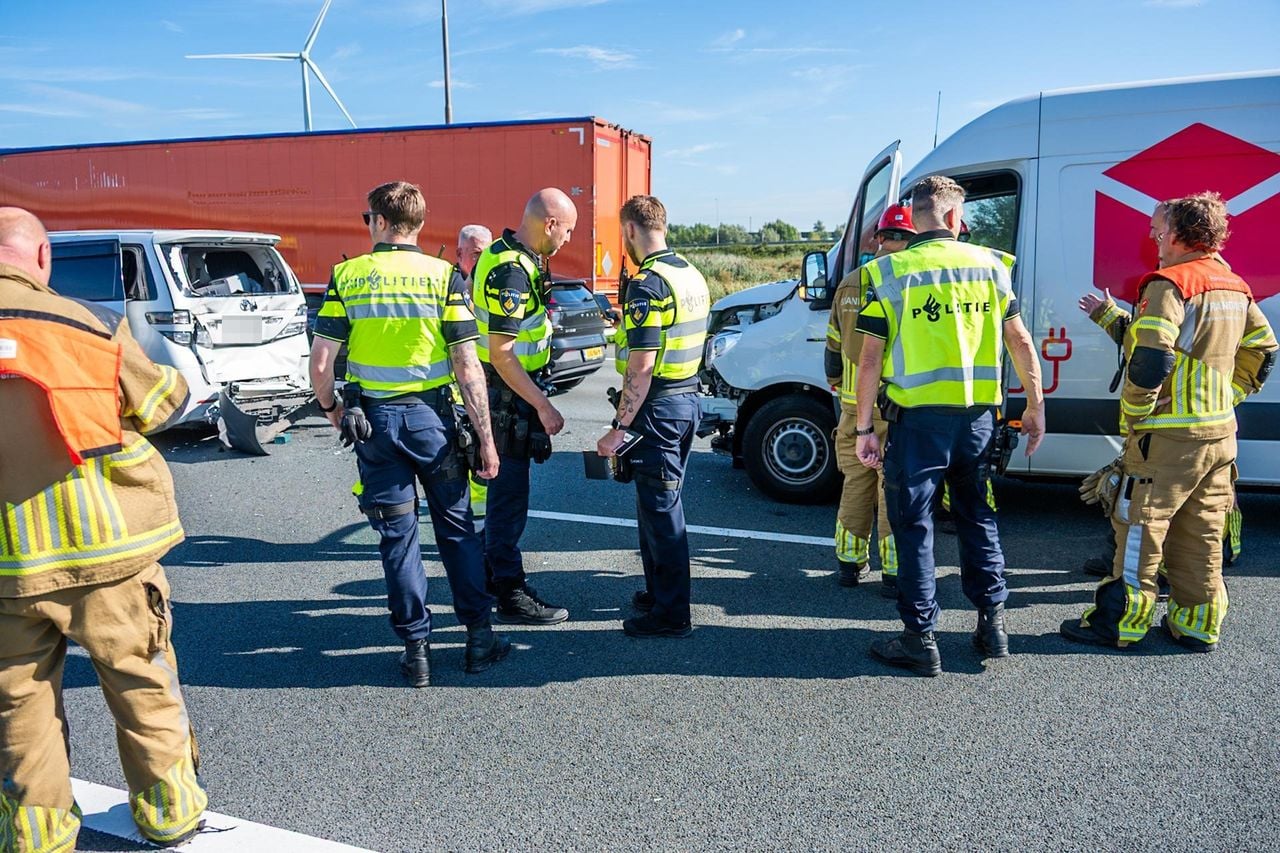 Bestelbus botst achterop auto op A16, weg weer vrij (foto: Tom van der Put / Persbureau Heitink).