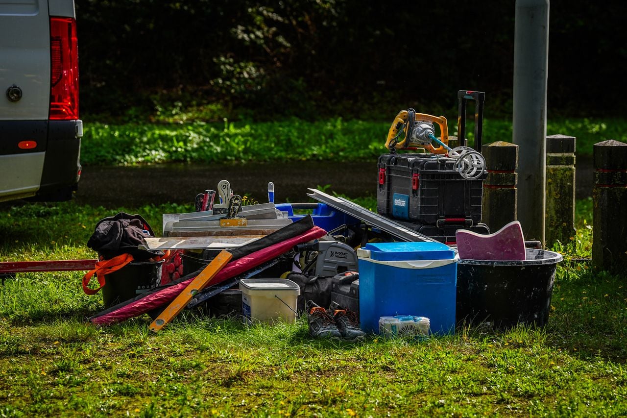 De mannen moesten hun gereedschap uitladen (foto: SQ Vision).