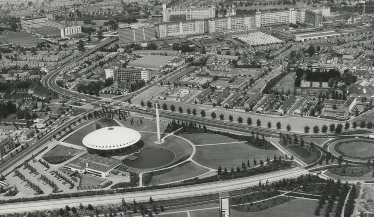 Luchtopname van het Evoluon in 1970 (foto: Collectie RHCe, KLM Aerocarto).