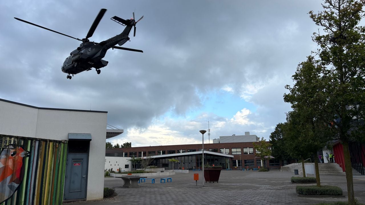 Een legerhelikopter houdt het gebied rondom de school in de gaten terwijl gewapende militairen zoeken naar het klaslokaal (foto: Wilco Zonneveld).