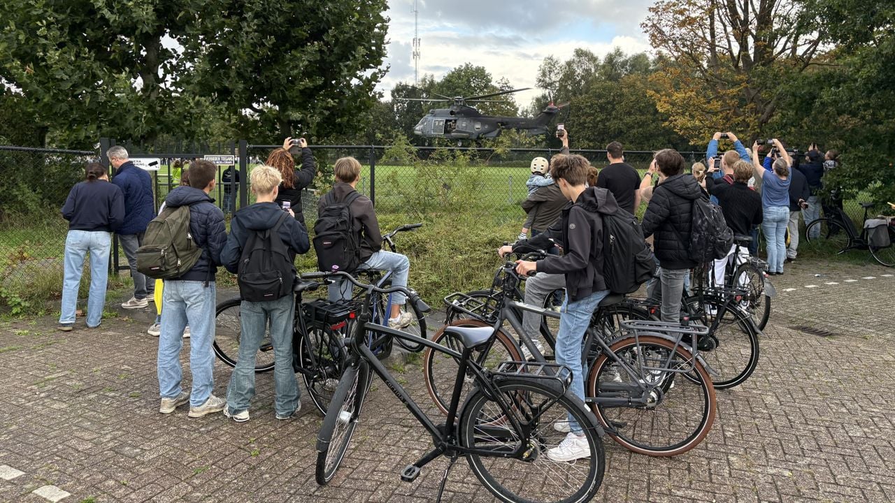De oefening trekt een hoop nieuwsgierigen aan (foto: Wilco Zonneveld).