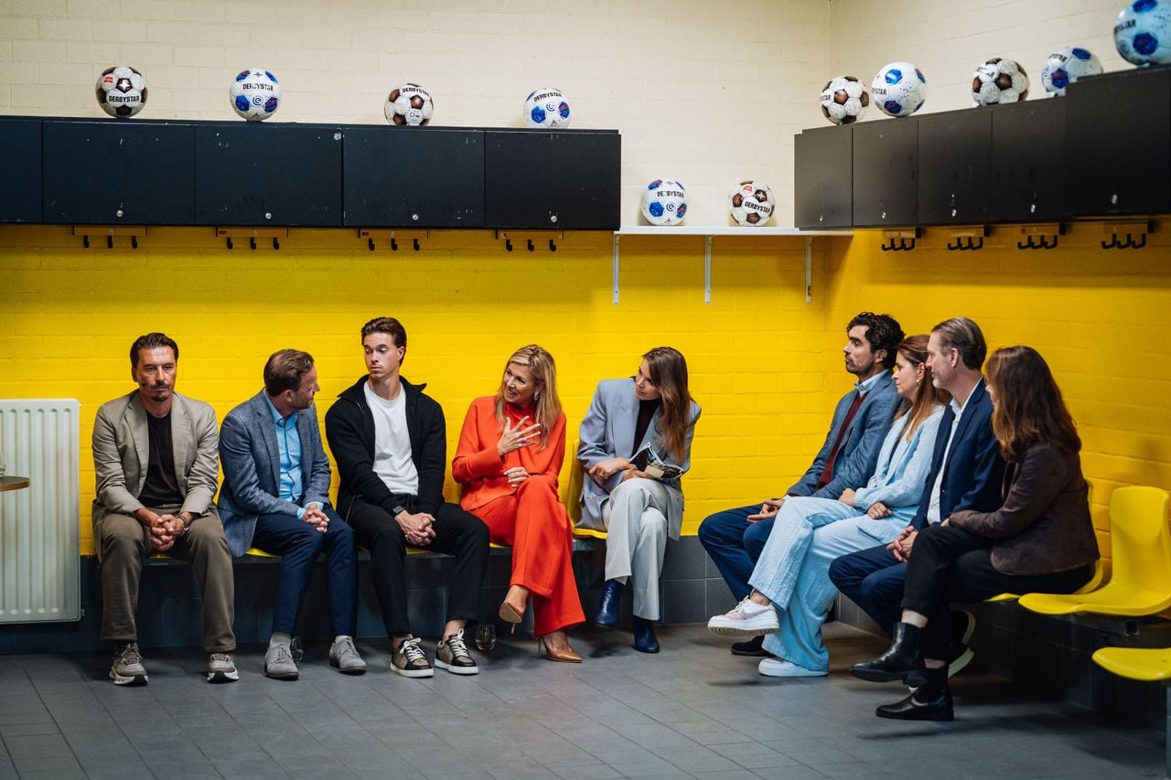 Koningin Maxima in de kleedkamer van NAC met naast haar Thomas Marijnissen (foto: Sunrise Studio).