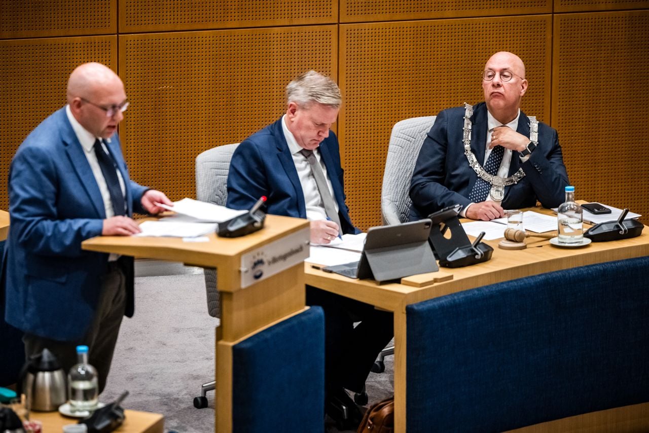 Burgemeester Jack Mikkers (rechts) van Den Bosch (foto: Rob Engelaar/ANP).