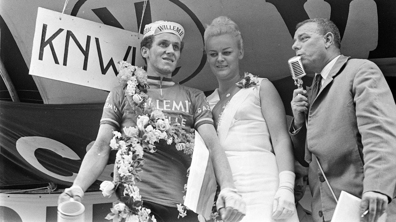 Rini Wagtmans wordt gehuldigd als winnaar van de Acht van Chaam in 1968 (foto: Cor Out/ANP).