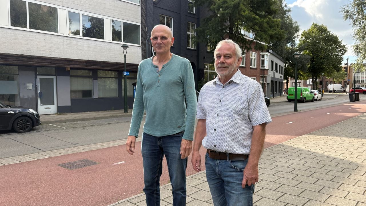 Han Neve (links) en Ton Bidlot in de straat waar de nieuwbouw komt (foto: Rogier van Son). 