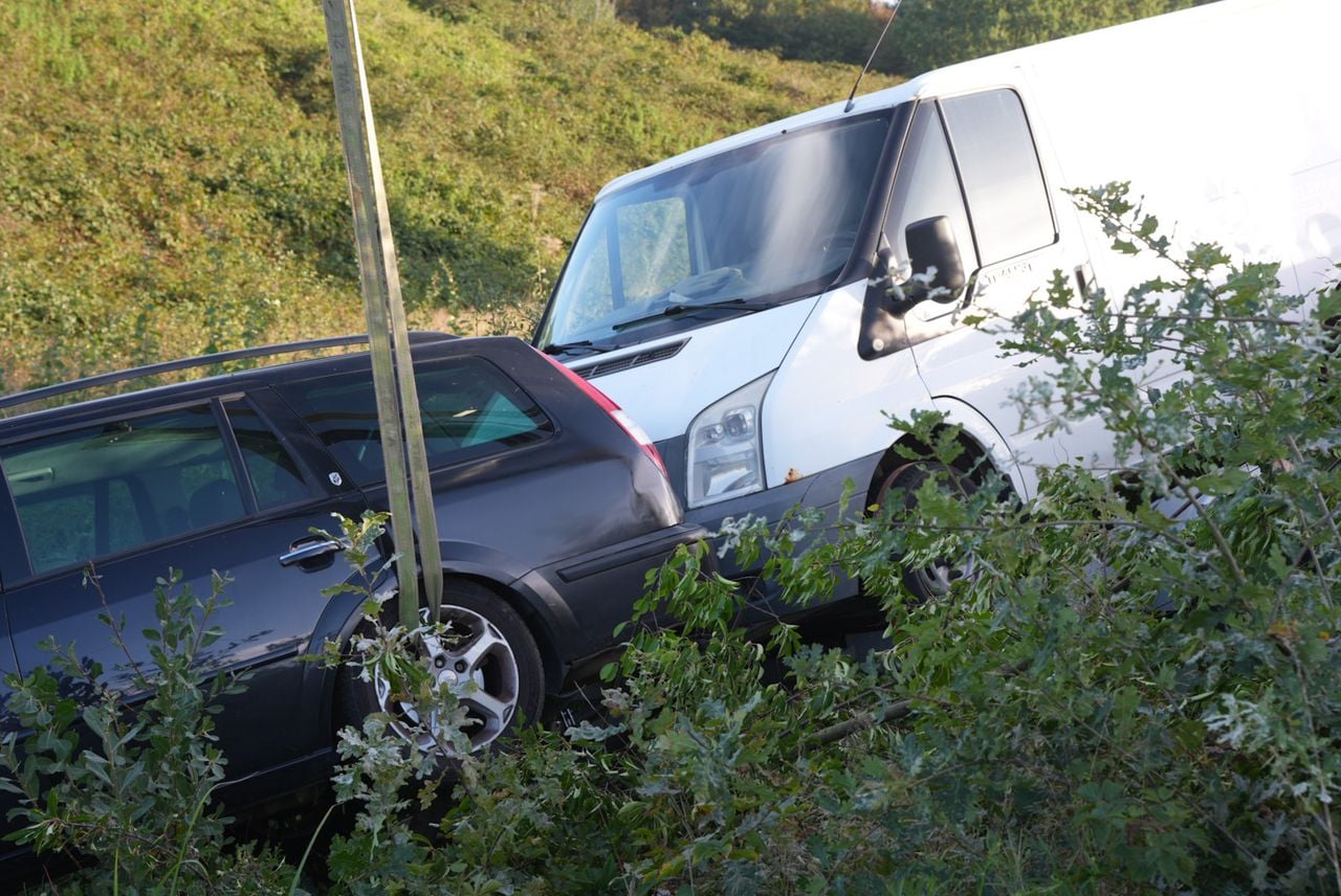 Het busje stond op de autoambulance, die achter de auto hing (foto: Erik Haverhals/Persbureau Heitink).