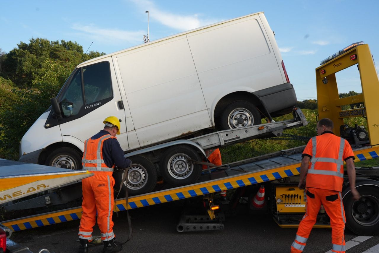 Het busje stond op de autoambulance, die achter de auto hing (foto: Erik Haverhals/Persbureau Heitink).