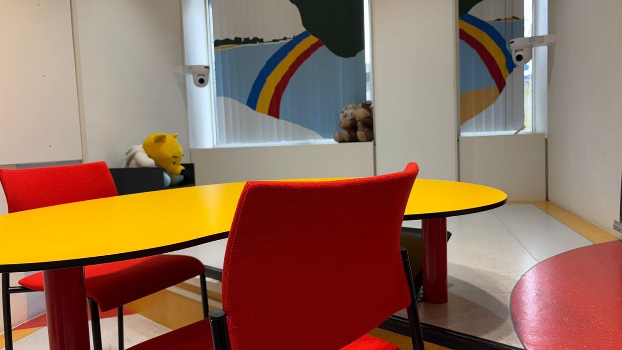 Overal in de kinderverhoorkamer hangen camera's (foto: Omroep Brabant).