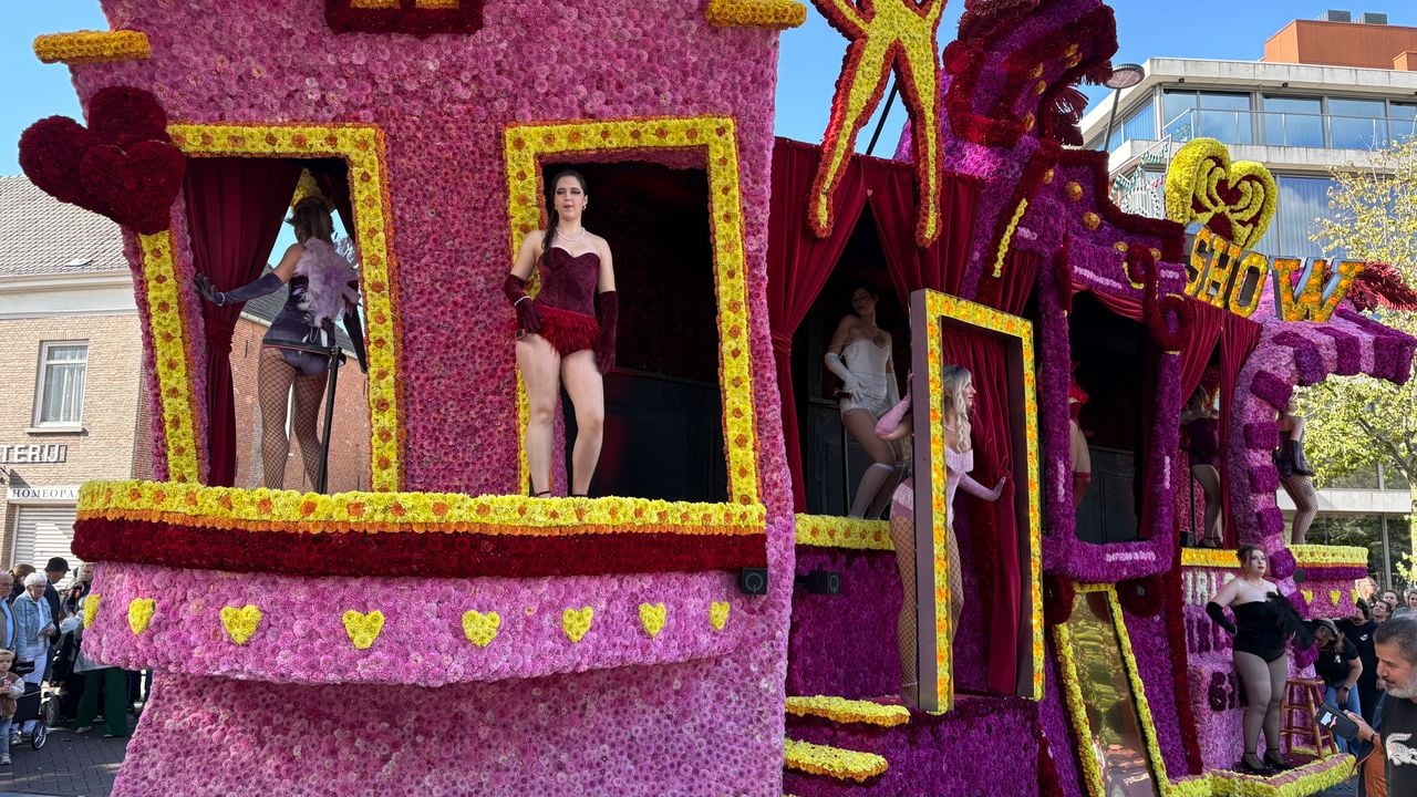 Buurtschap Wilhelmina met hun wagen, waarop schaars geklede dames de show stelen (foto: Ruud Ritzen).