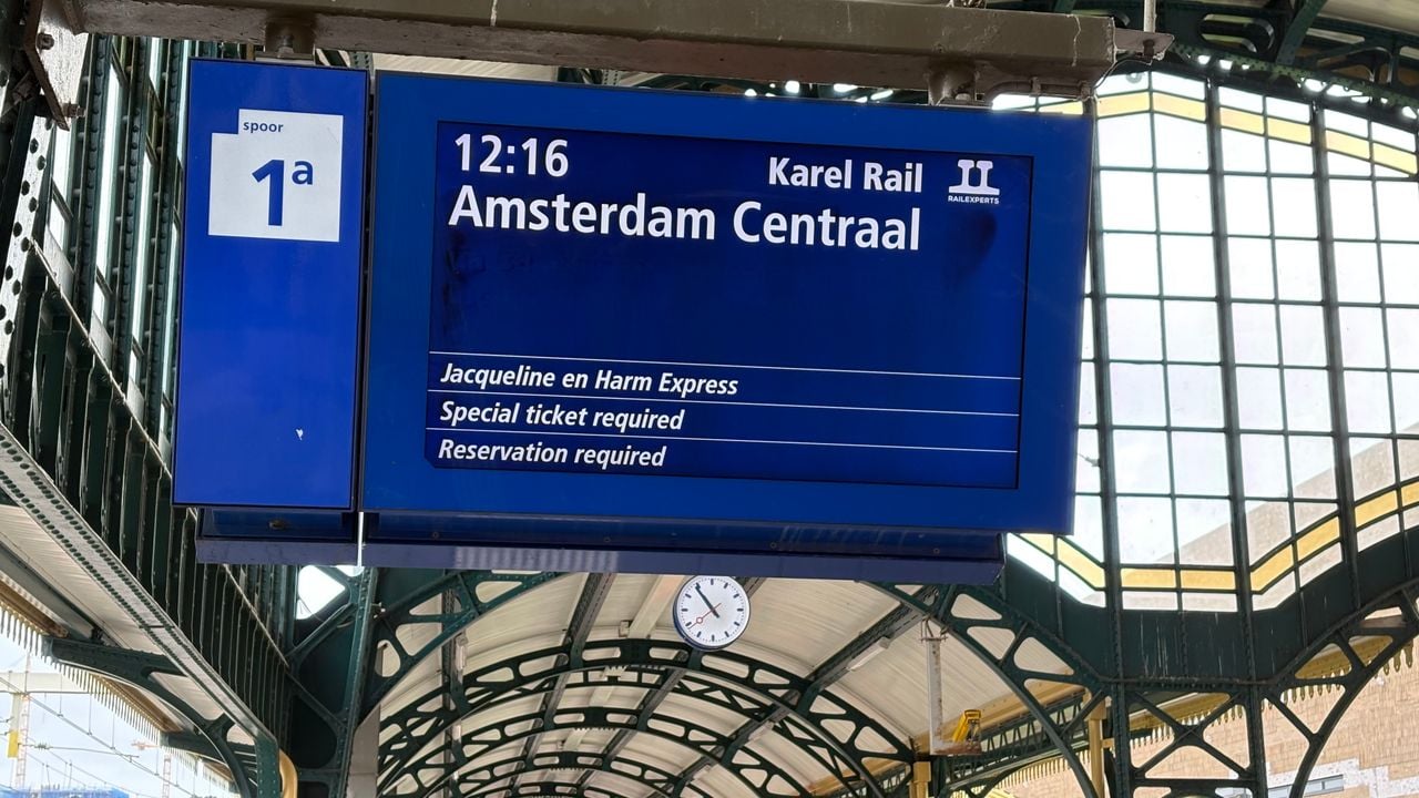 Ook het informatiebord op station Den Bosch staat helemaal in het teken van het huwelijk van Jacqueline en Harm (foto: Wilco Zonneveld).