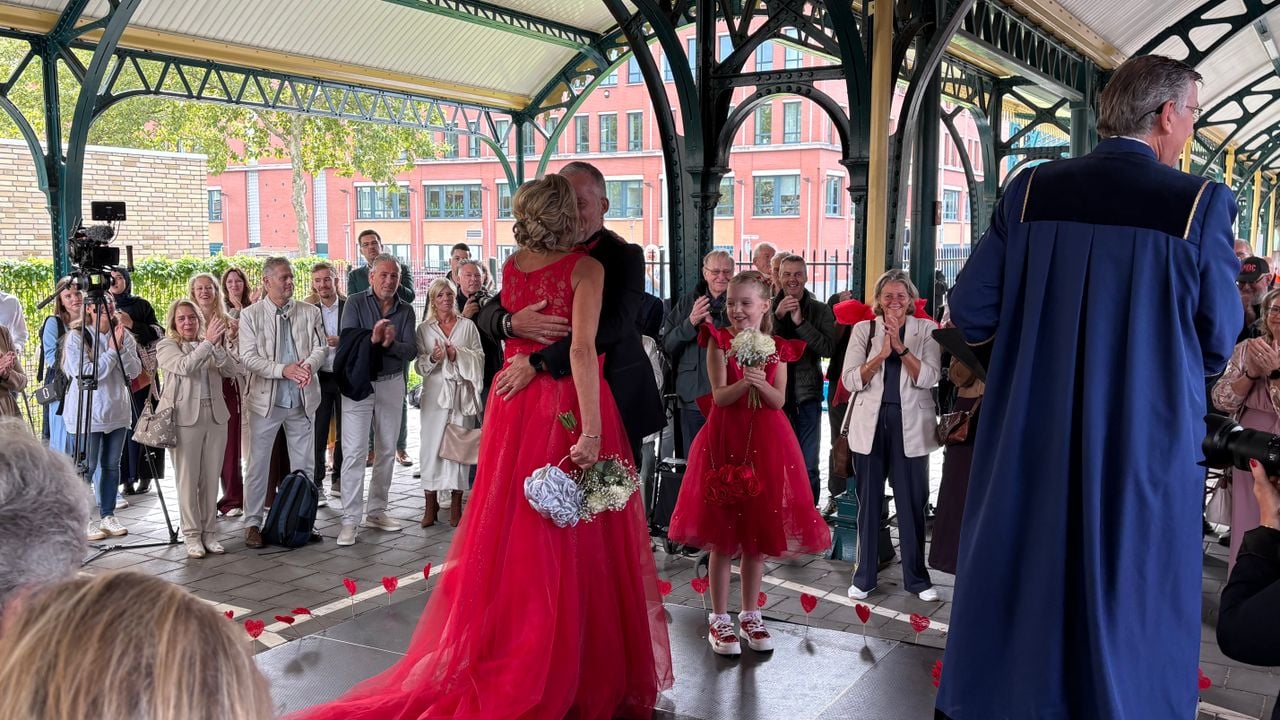 Jacqueline en Harm hebben elkaar het ja-woord gegeven op perron 1 van station Den Bosch (foto: Wilco Zonneveld).