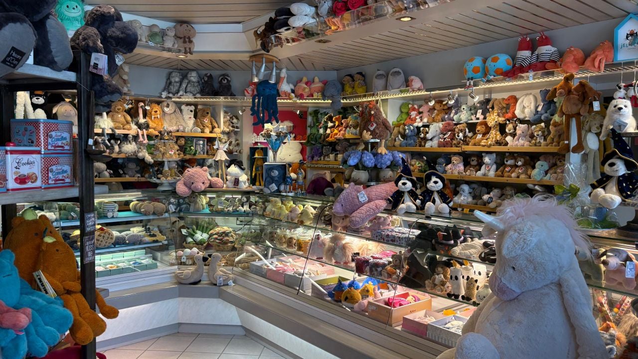 De hele bakkerij staat vol met knuffels (foto: Pieter Soethout).