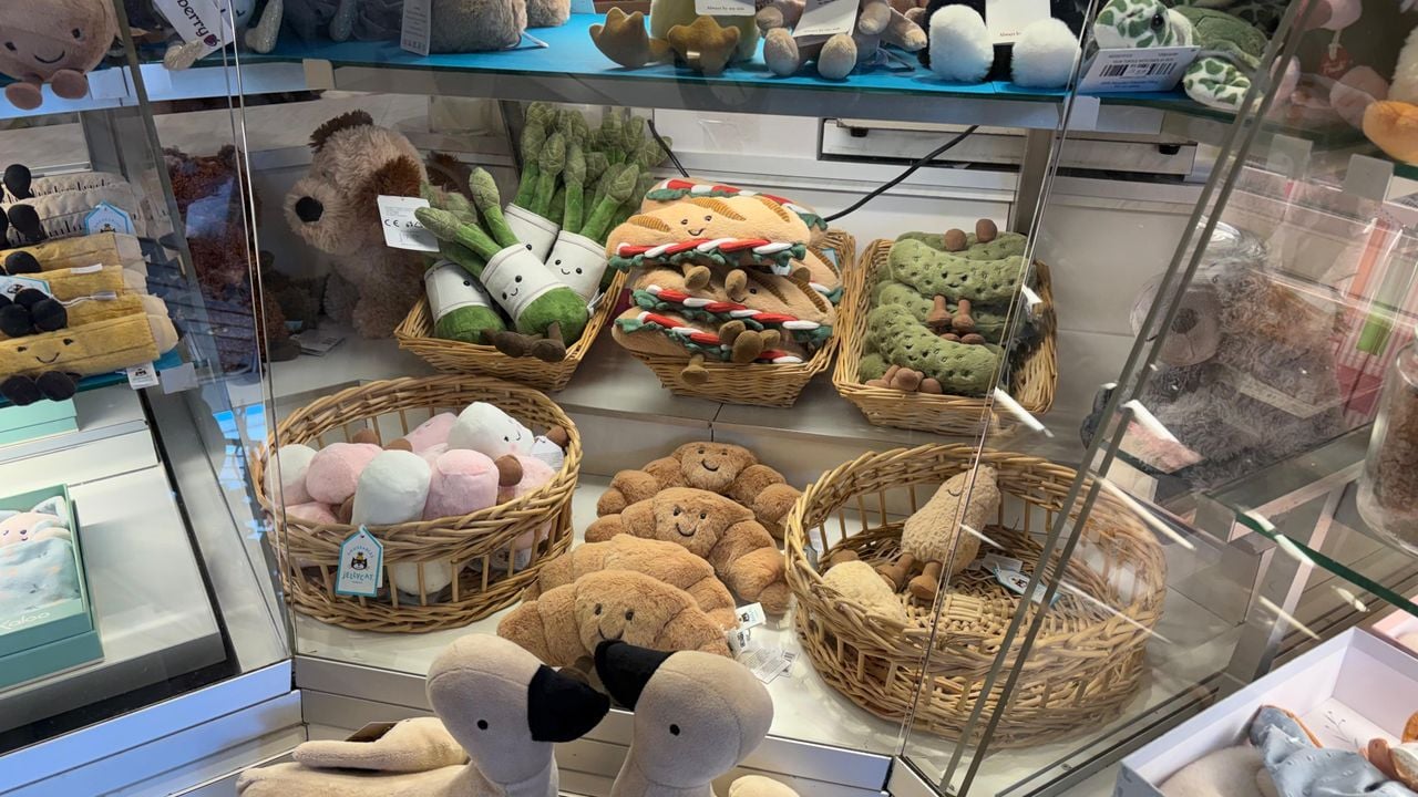 Ook voor croissants en broodjes kun je nog bij Anita terecht (foto: Pieter Soethout).