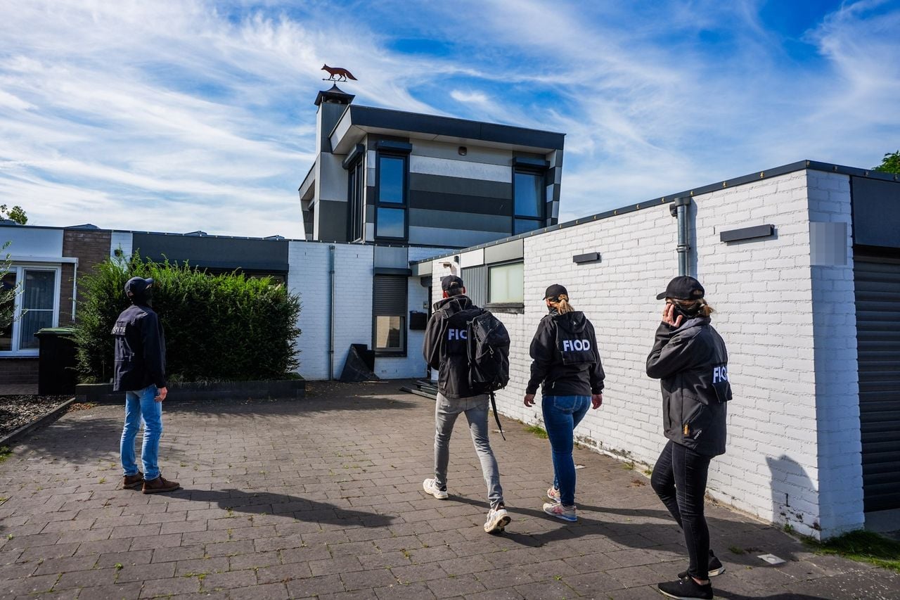 De FIOD viel ook een woning aan de Parijslaan in Eindhoven binnen (foto: SQ Vision).