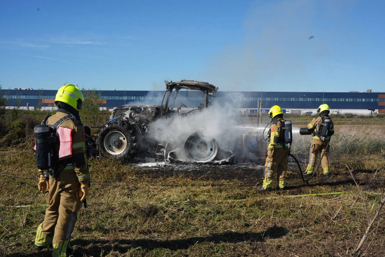 Tractor vat vlam tijdens het maaien in Waalwijk (foto: Persbureau Heitink/Erik Haverhals).