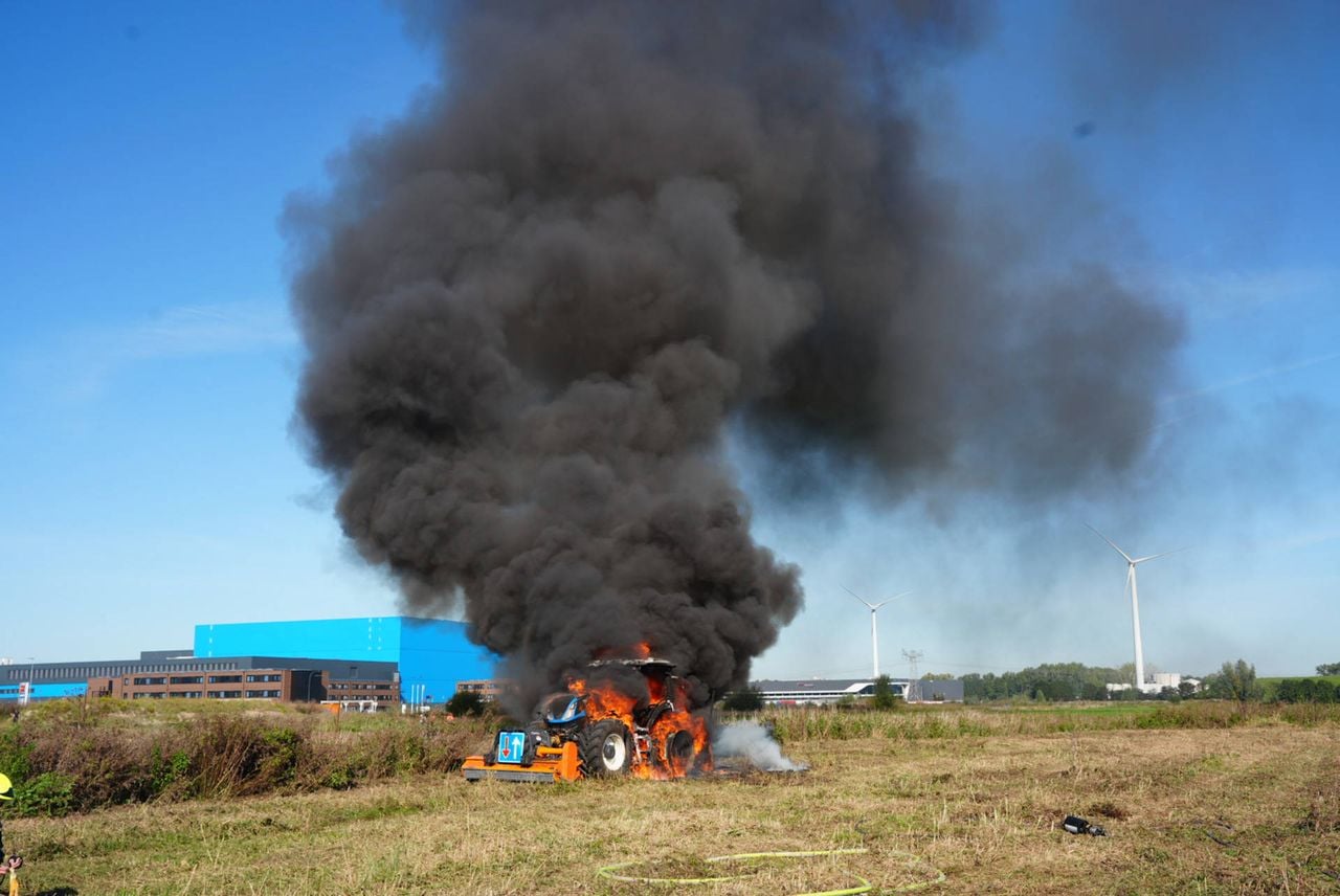 De zwarte rook was van ver te zien (foto:Persbureau heitink/Erik Haverhals).