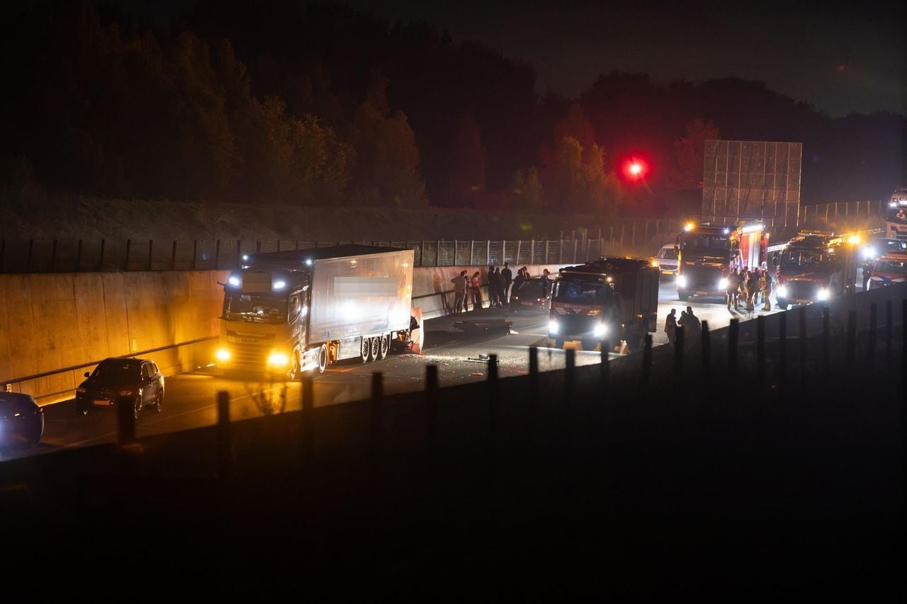 Hulpdiensten rukken massaal uit voor ernstig ongeval op A4 (foto: Christian Traets / Persbureau Heitink). 