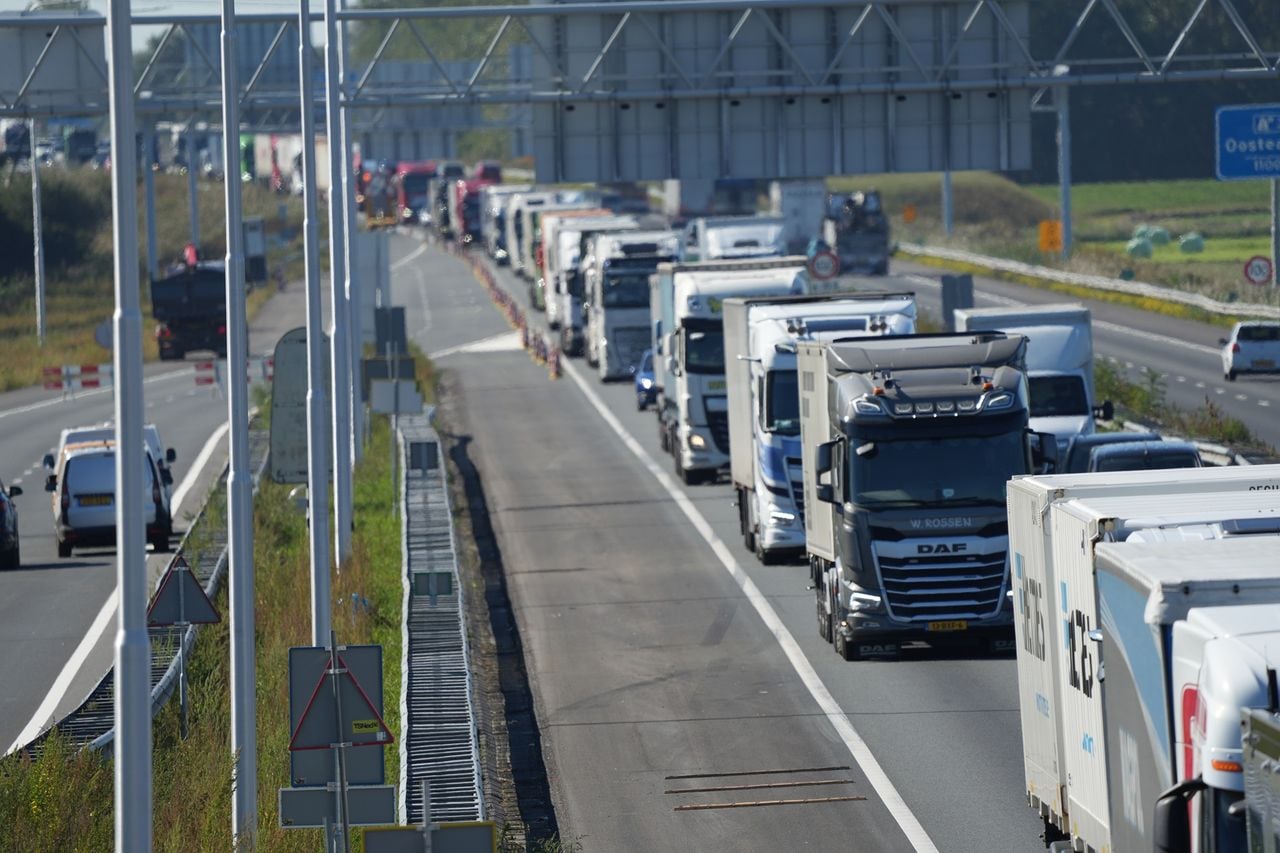 De A59 waar het verkeer vast staat door de afsluiting van de Merwedebrug (foto: Jeroen Stuve / Persbureau Heitink).