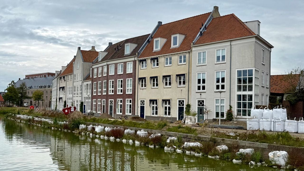 De zandzakken moesten tijdelijk het inzakken van de kademuur tegenhouden (foto: Erik Peeters).