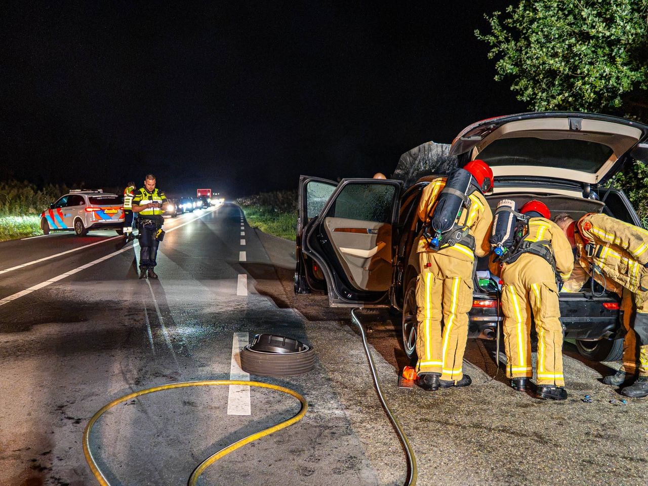 Autobrand in Helmond (foto: Harrie Grijseels/Persbureau Heitink). 