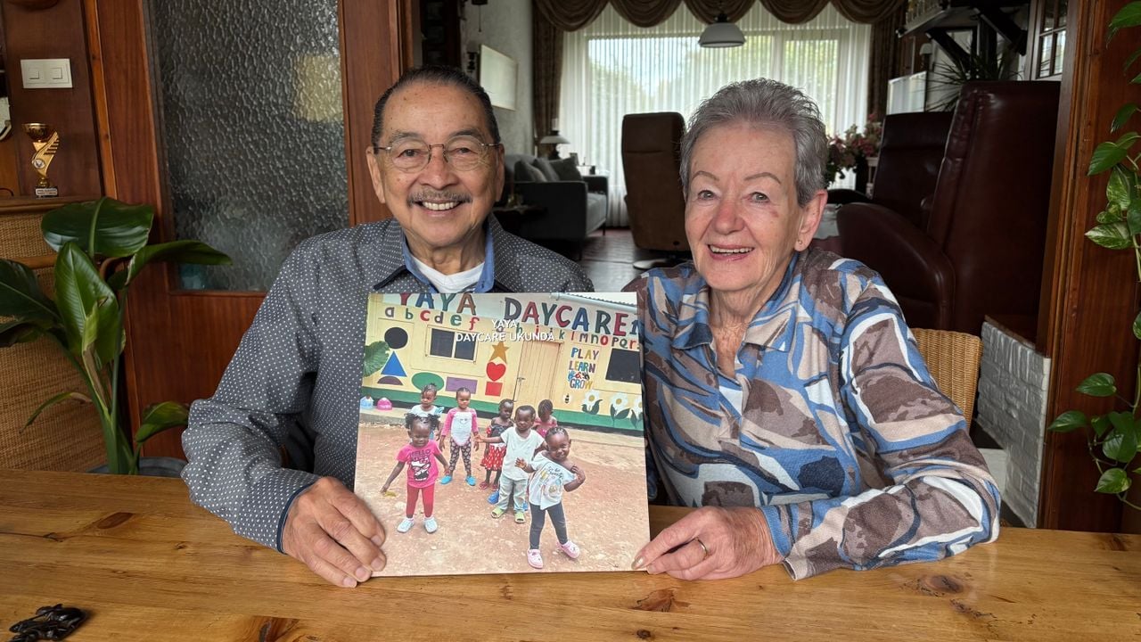 Arnold Mauer en Francien van de Moosdijk met fotoboek van opvang (foto: Alice van der Plas).