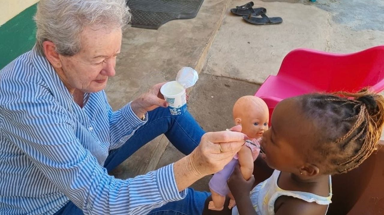 Francien van de Moosdijk aan het werk op de opvang (foto: via Francien van de Moosdijk).