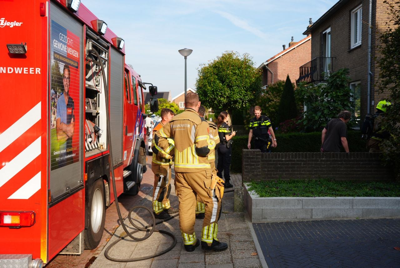 De brandweer kwam een brandje in een heg in Sprang-Capelle blussen (foto: Erik Haverhals/Persbureau Heitink).