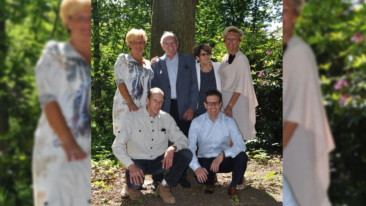 De familie Van Gerwen, van links naar rechts: Angela, vader Jo, moeder Tonny en Janine. Zittend: Joost en Dennis (foto: privé).