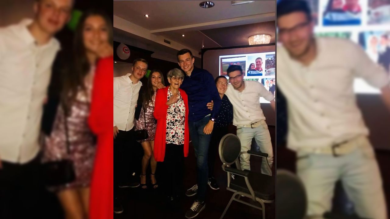 Tonny van Gerwen met haar kleinkinderen en hun vrienden (foto: privé).